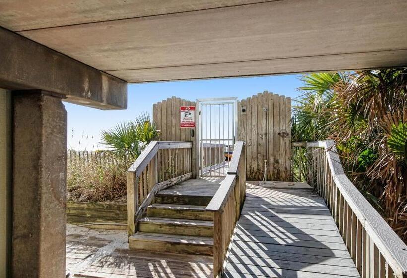 Отель Commodore S Retreat 107