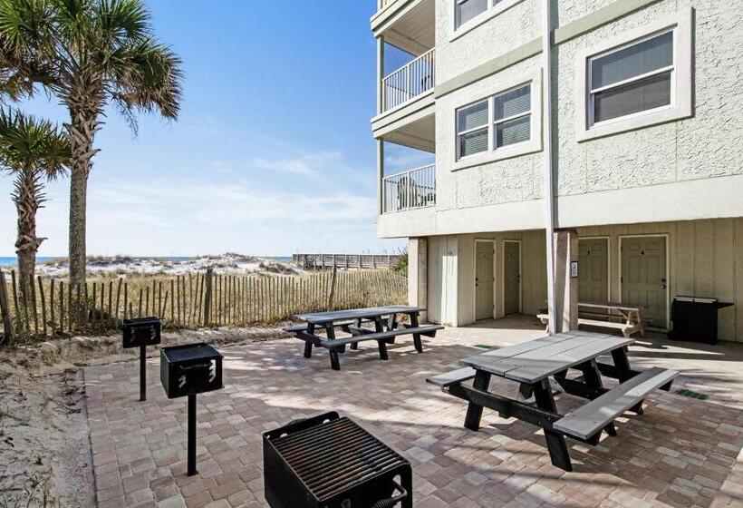 Отель Commodore S Retreat 107