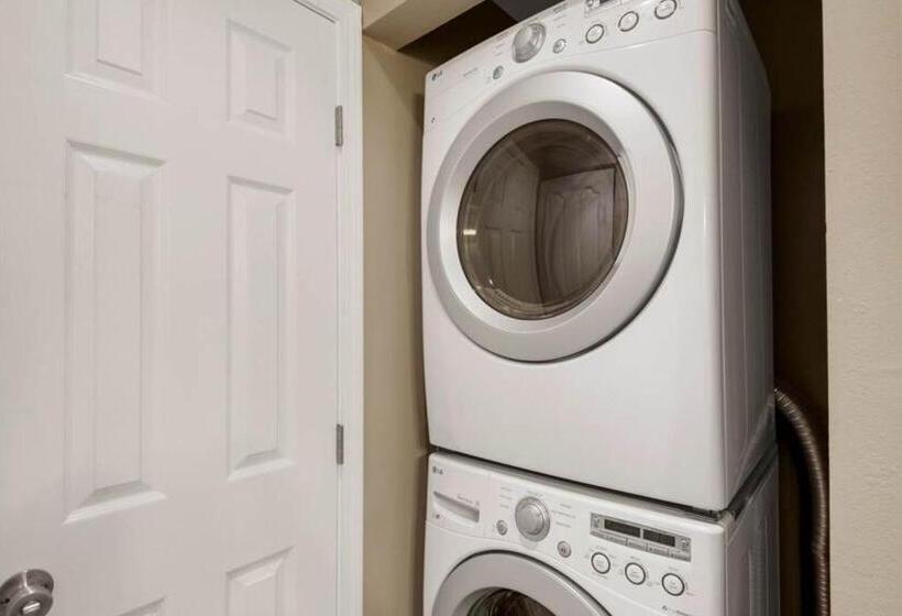 Отель Commodore S Retreat 107