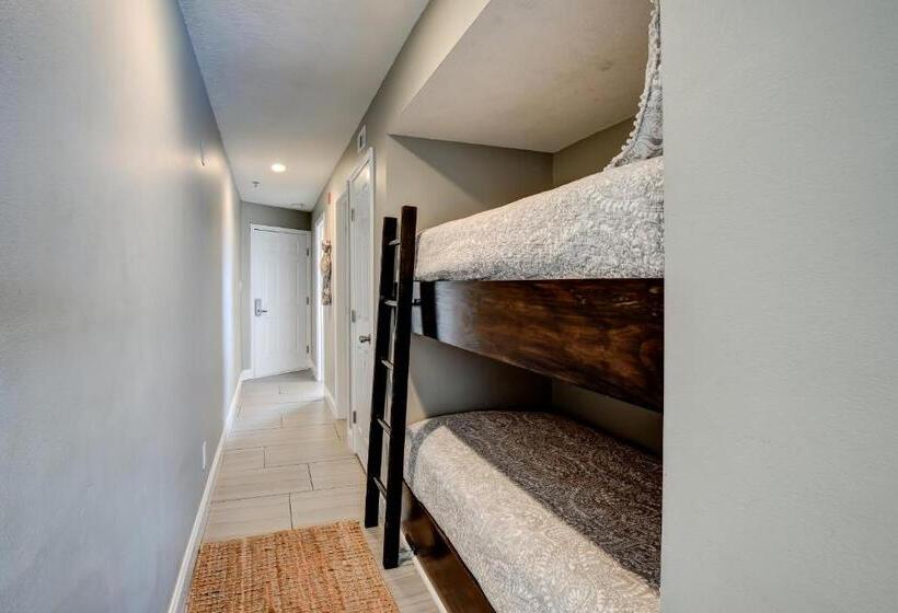 Отель Commodore S Retreat 107