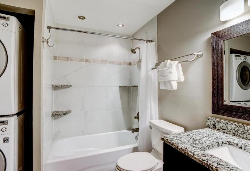 Отель Commodore S Retreat 107