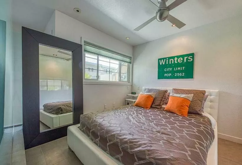 ホテル Sordid Lives Condo Permit# 3202
