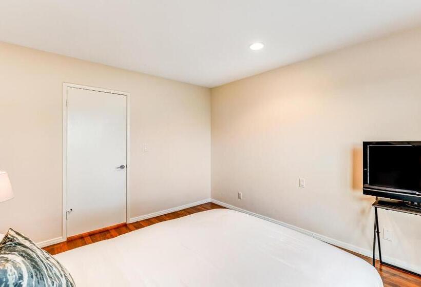 Отель I Only Have Eyes For You