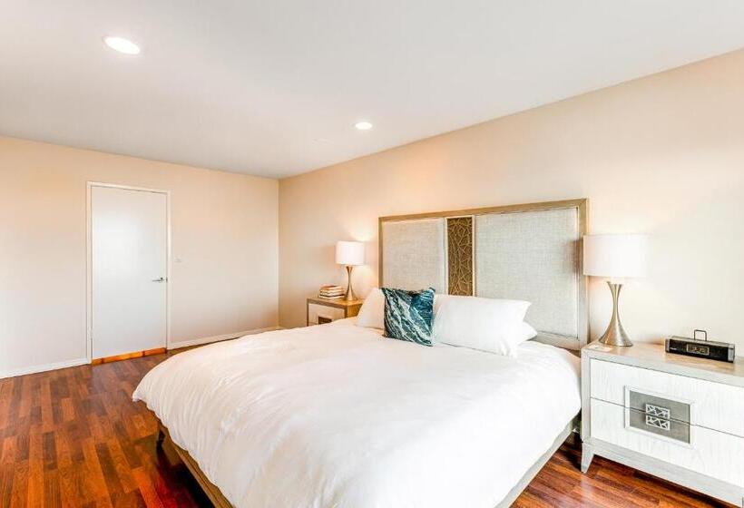 Отель I Only Have Eyes For You