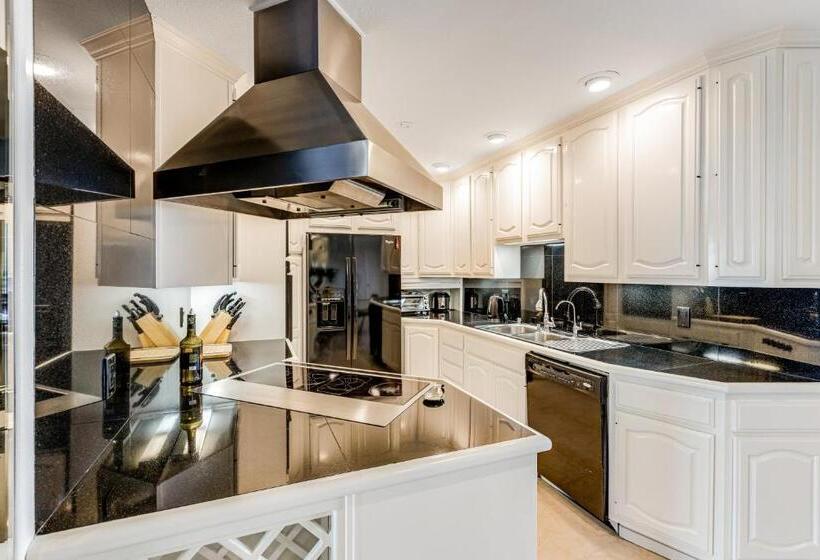 Отель I Only Have Eyes For You