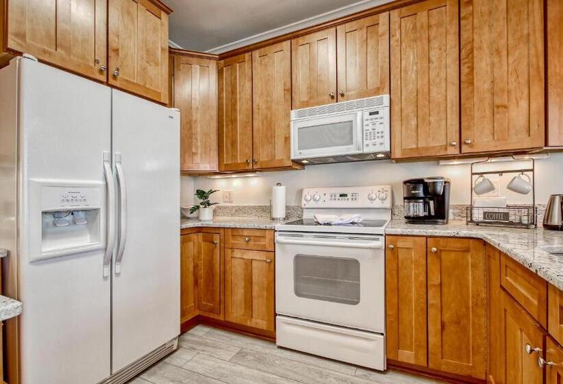 فندق West End Isle Retreat