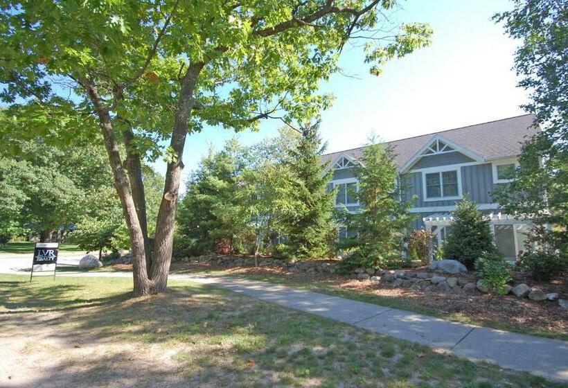 Отель Lake Street Retreat