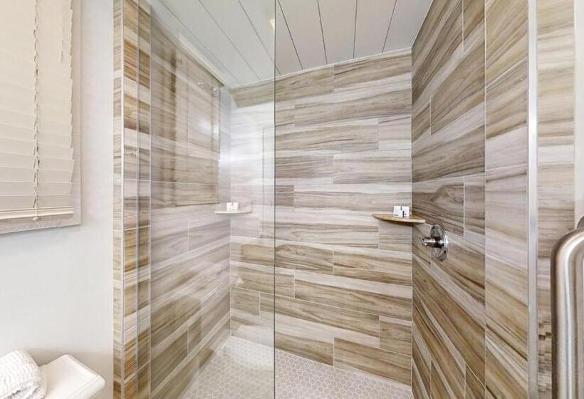 Отель Whispering Woods Retreat