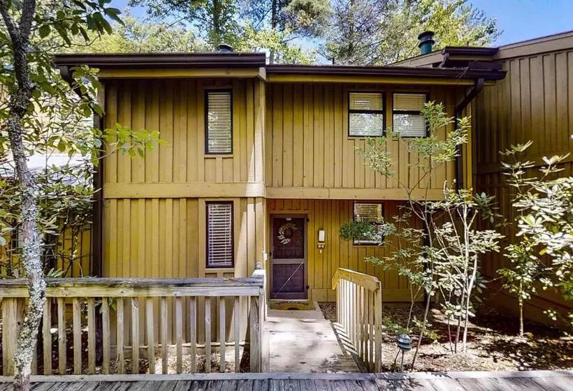 ホテル Whispering Woods Retreat