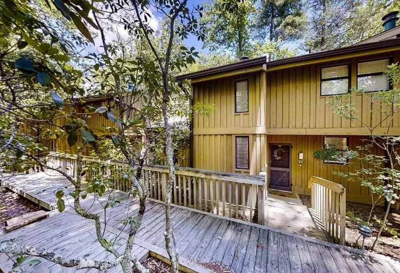 ホテル Whispering Woods Retreat