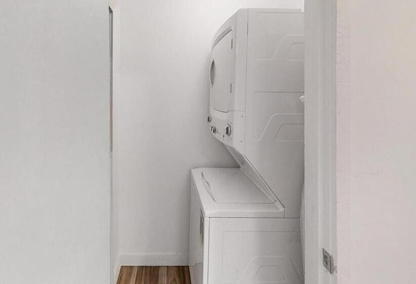 Отель Whispering Woods Retreat