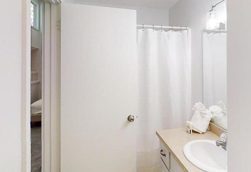 Отель Whispering Woods Retreat