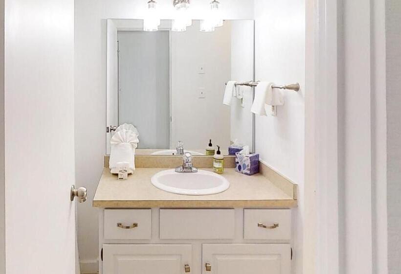 Отель Whispering Woods Retreat