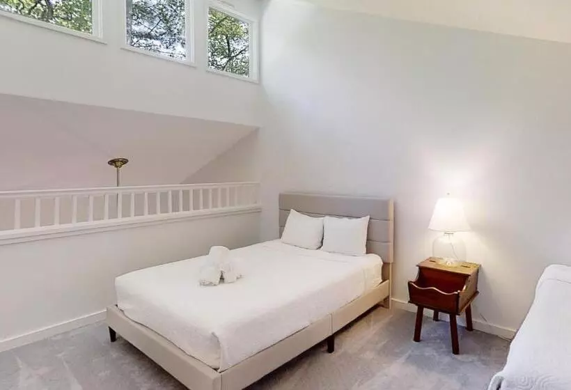 ホテル Whispering Woods Retreat