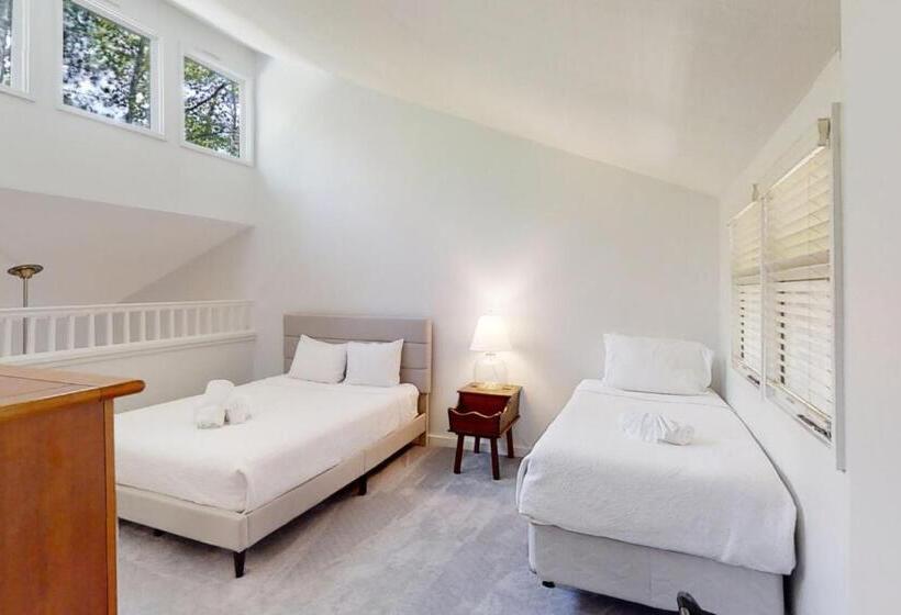 Отель Whispering Woods Retreat