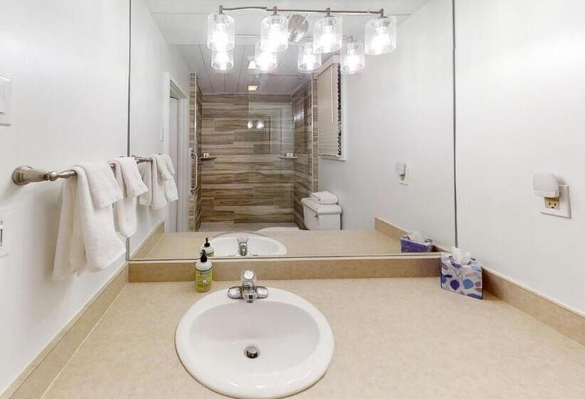 Отель Whispering Woods Retreat