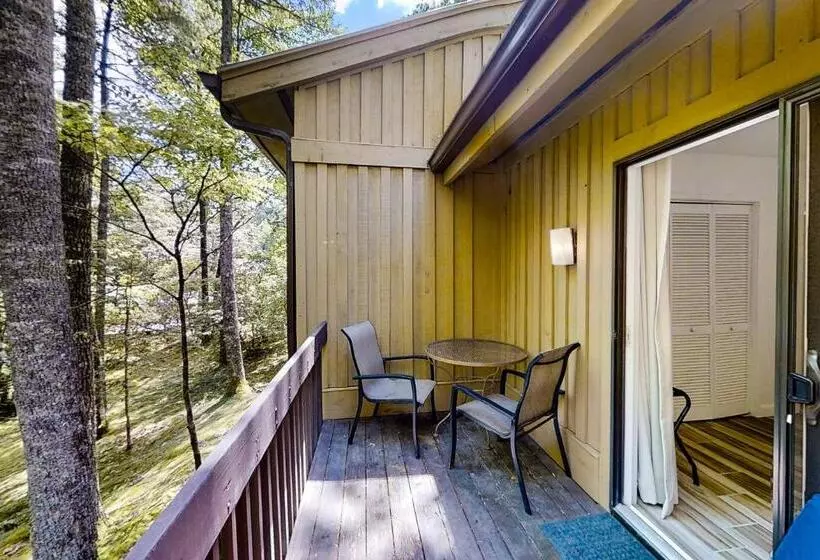 ホテル Whispering Woods Retreat
