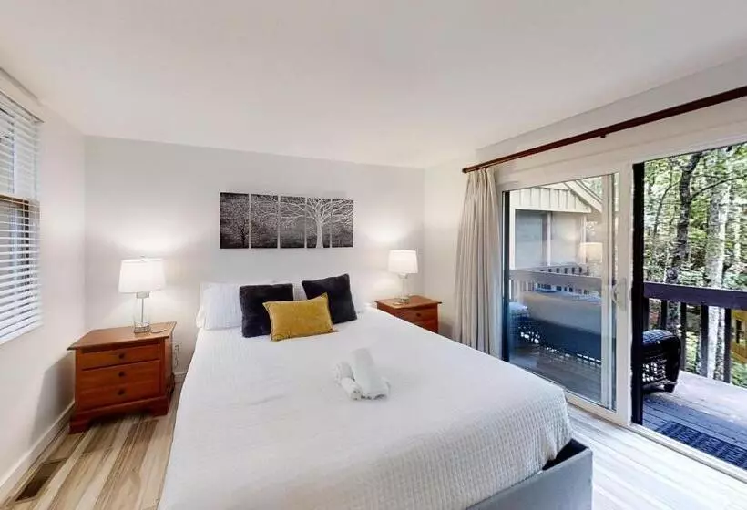 ホテル Whispering Woods Retreat
