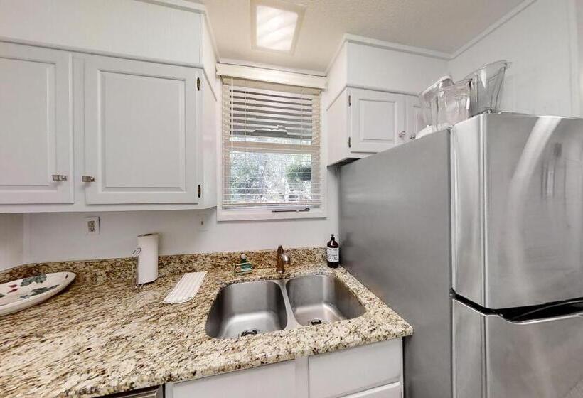 Отель Whispering Woods Retreat