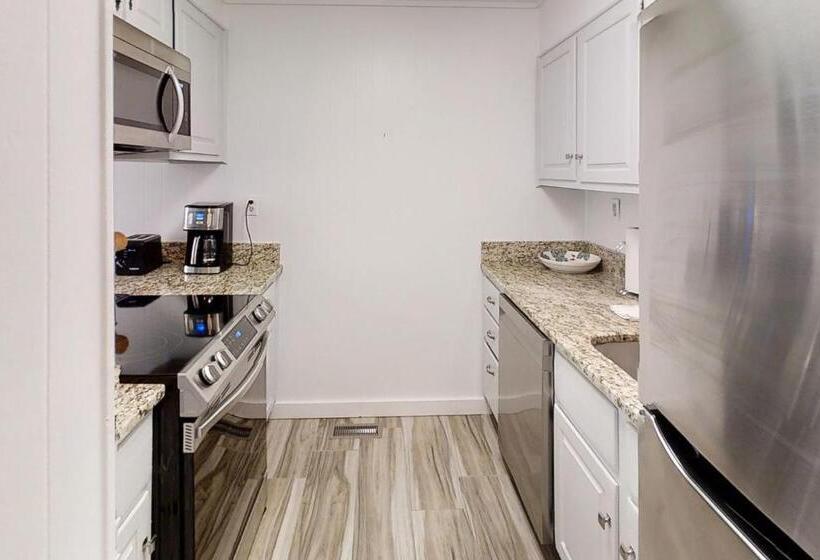 Отель Whispering Woods Retreat