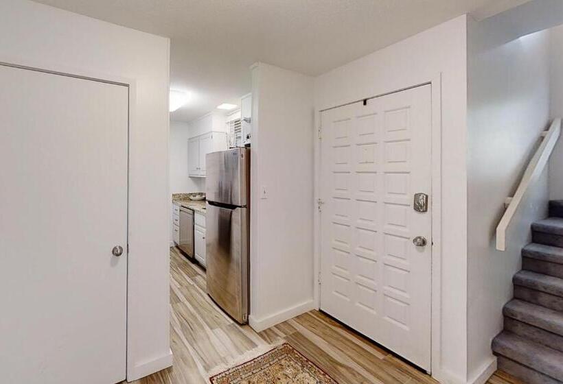 Отель Whispering Woods Retreat