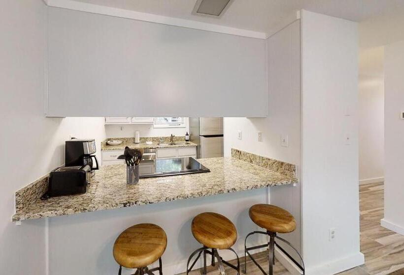 Отель Whispering Woods Retreat