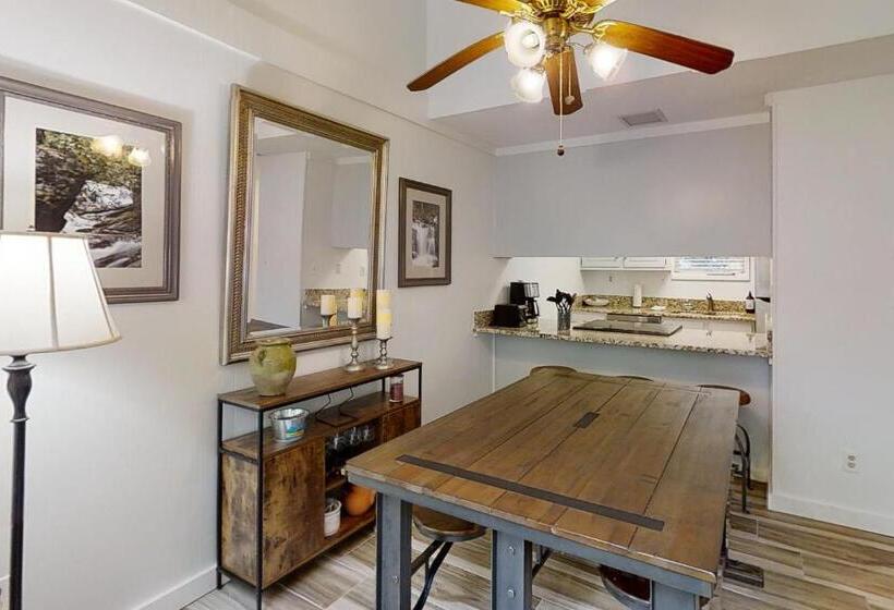 Отель Whispering Woods Retreat