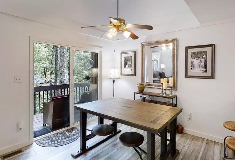 ホテル Whispering Woods Retreat