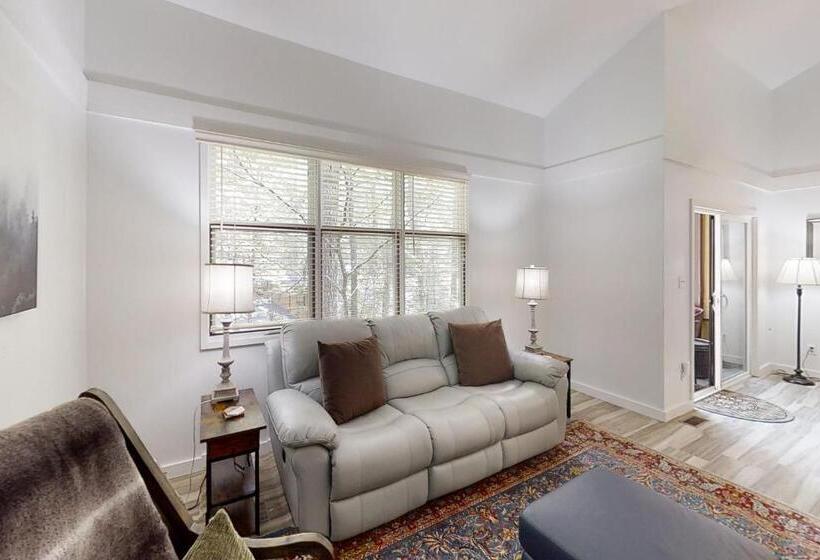 Отель Whispering Woods Retreat