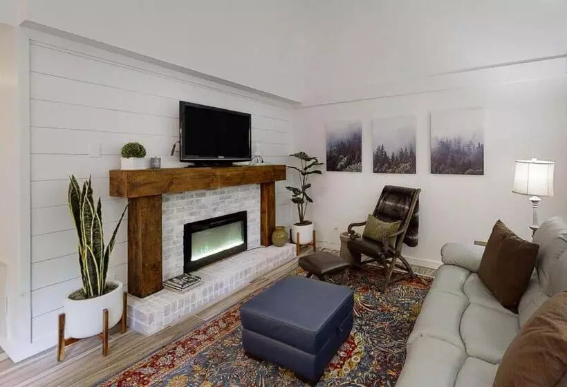 ホテル Whispering Woods Retreat