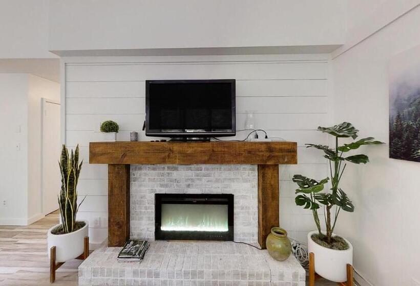 Отель Whispering Woods Retreat