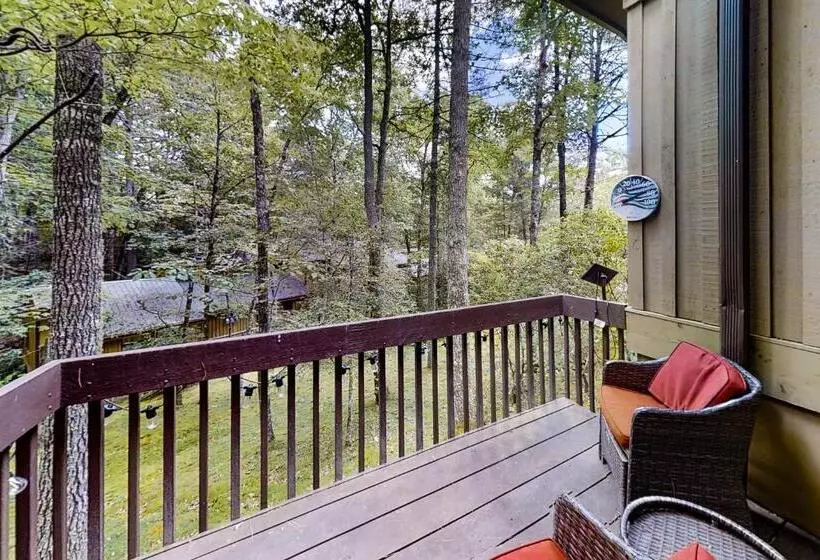 ホテル Whispering Woods Retreat