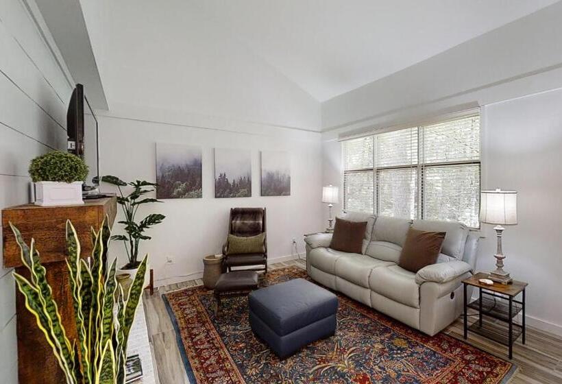 Отель Whispering Woods Retreat