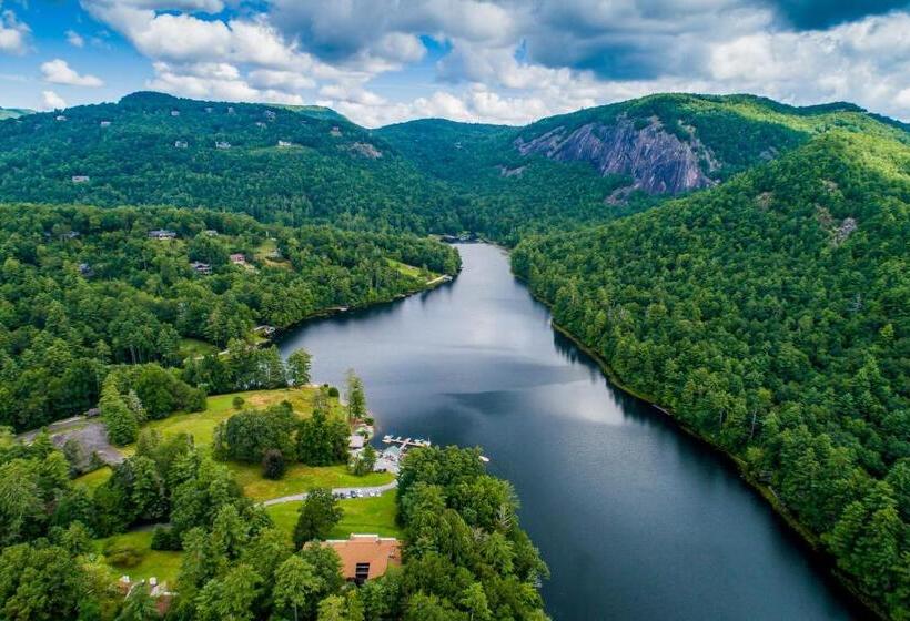 Отель Whispering Woods Retreat