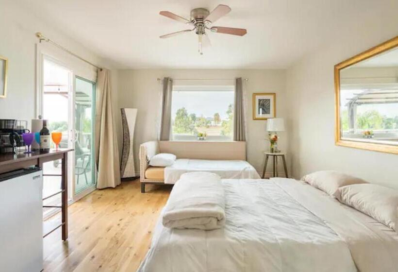 Пансион Magic Villa Overlooking Pool Oasis