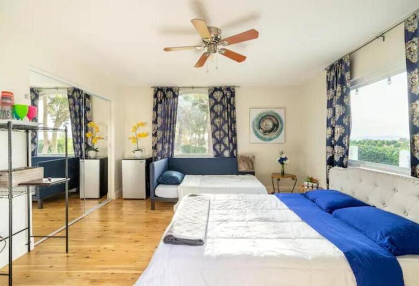 Пансион Magic Villa Overlooking Pool Oasis