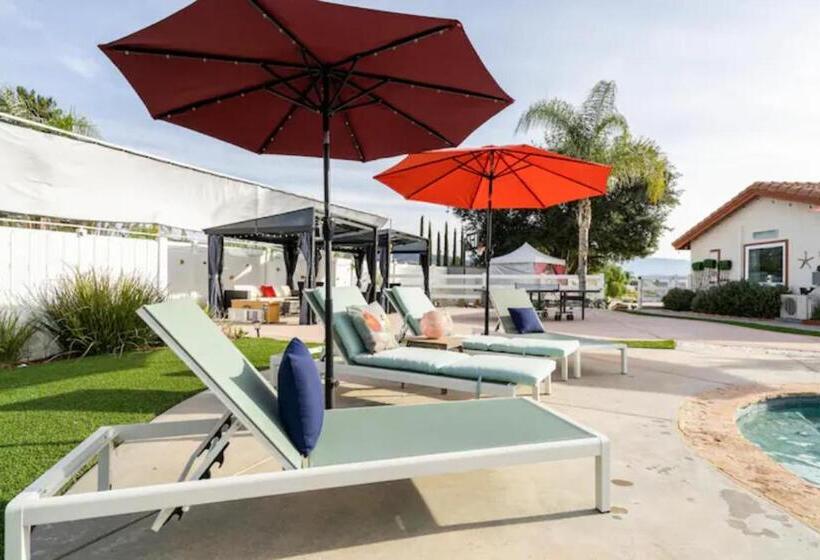 Пансион Magic Villa Overlooking Pool Oasis