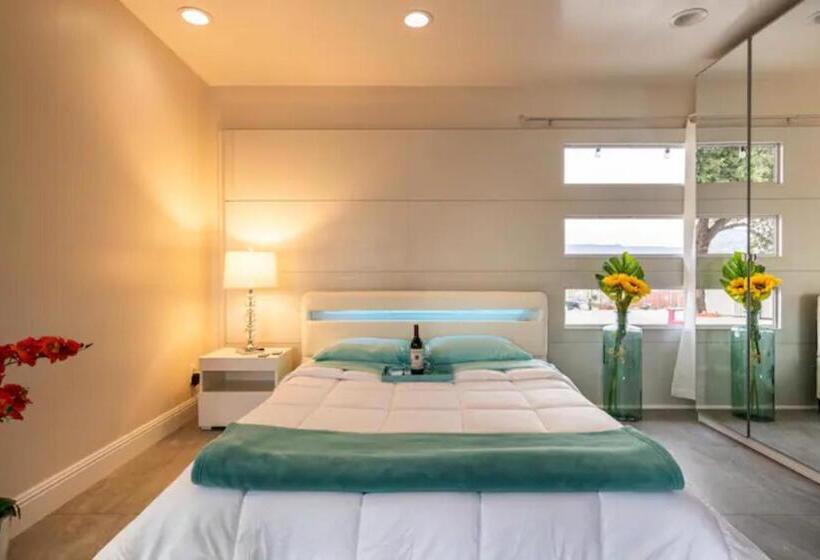 Пансион Magic Villa Overlooking Pool Oasis