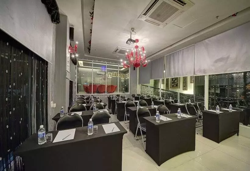 هتل Arenaa Deluxe Boutique