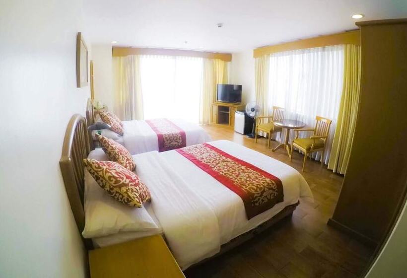 Отель The Golden Pine