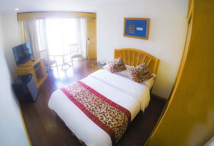 Отель The Golden Pine