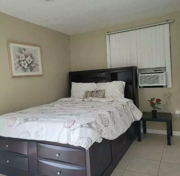 پانسیون Entire Guesthouse 5 Mins To Siesta Key & Downtown
