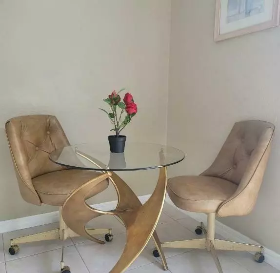 پانسیون Entire Guesthouse 5 Mins To Siesta Key & Downtown