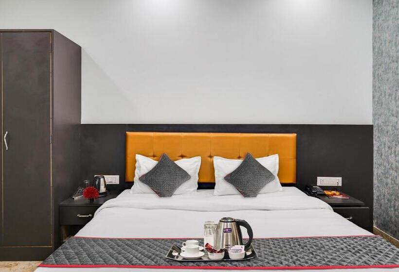 Super Townhouse Oak Hotel Ar Ganges Premium