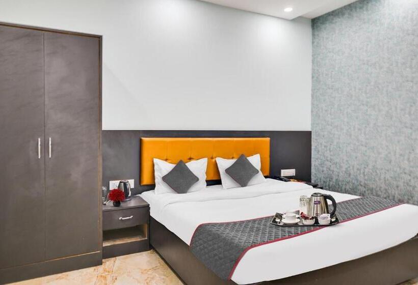 Super Townhouse Oak Hotel Ar Ganges Premium