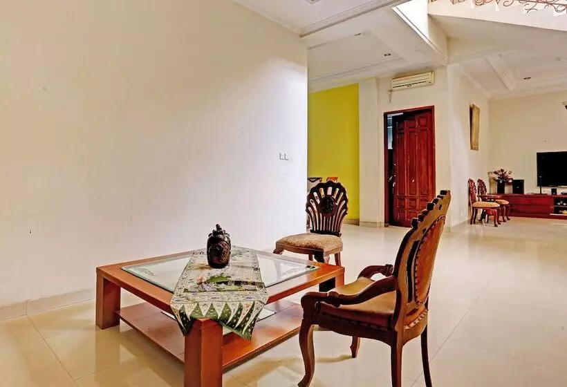 Hotelli Oyo 91861 Pemuda Kemuning Guest House