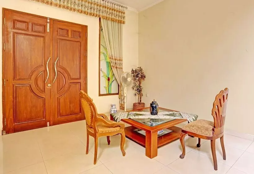 Hotelli Oyo 91861 Pemuda Kemuning Guest House