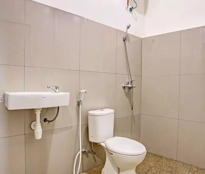 Hotelli Oyo 91861 Pemuda Kemuning Guest House