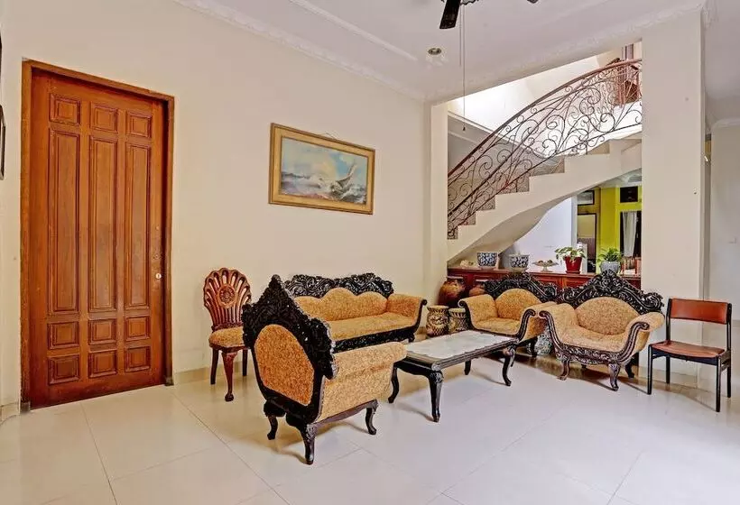 Hotelli Oyo 91861 Pemuda Kemuning Guest House