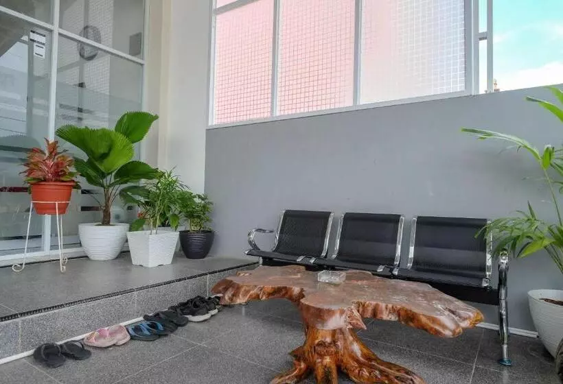 Hotelli Reddoorz Plus At Lovina Inn Tonrangeng River Side